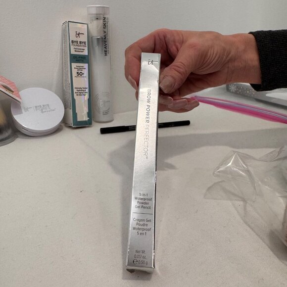 NEW It Cosmetics Makeup Lot Includes Brushes Bye Bye Pores Powder Brow Power Per - Picture 10 of 16